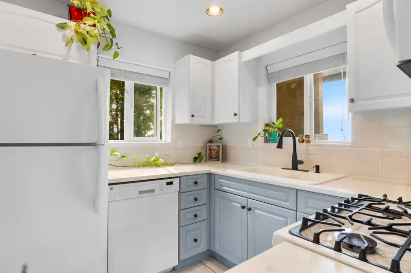 305 257 E KEITH ROAD - photo 4 of 33