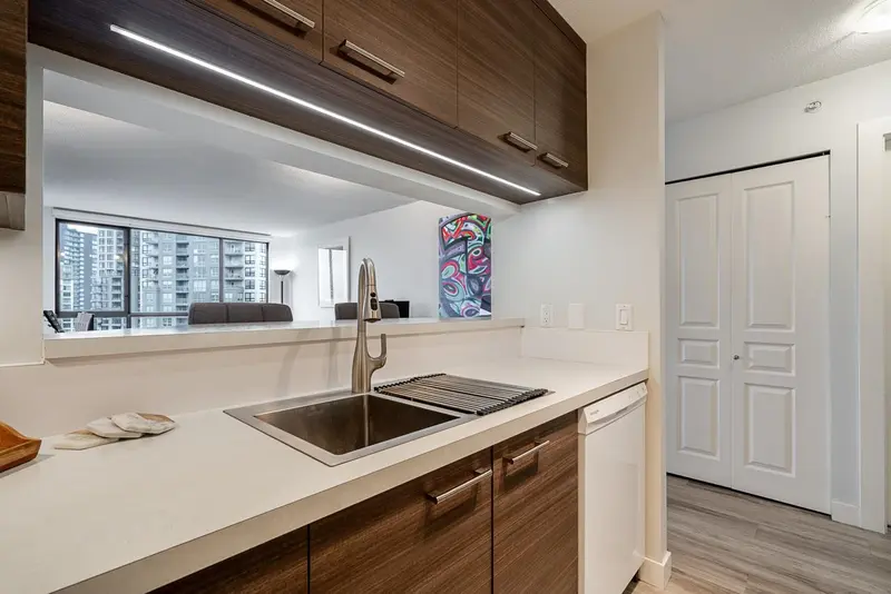 1710 5288 MELBOURNE STREET - photo 3 of 25