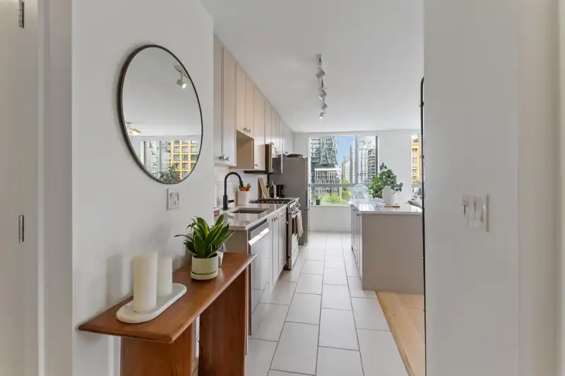 904 1225 RICHARDS STREET - photo 2 of 25