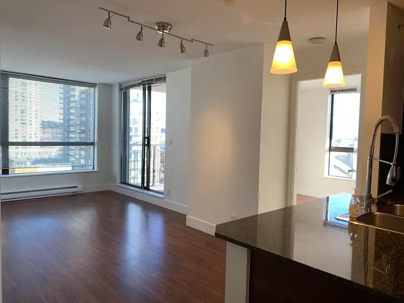907 833 AGNES STREET - photo 2 of 10