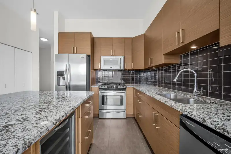 406 288 HAMPTON STREET - photo 1 of 38
