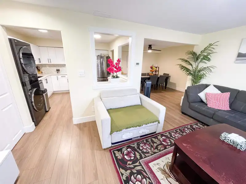 212 11901 89A AVENUE - photo 4 of 36