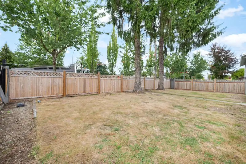 13090 72 AVENUE - photo 2 of 23