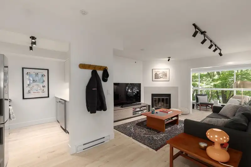 203 2272 DUNDAS STREET - photo 2 of 18