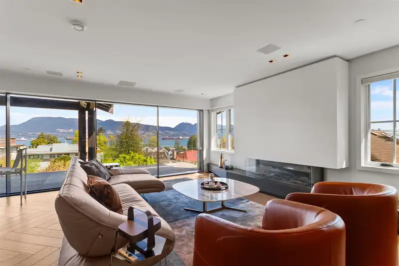 4546 LANGARA AVENUE - photo 3 of 31