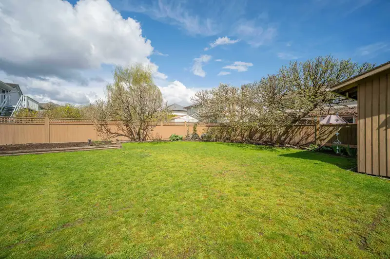 7838 160 STREET - photo 3 of 40