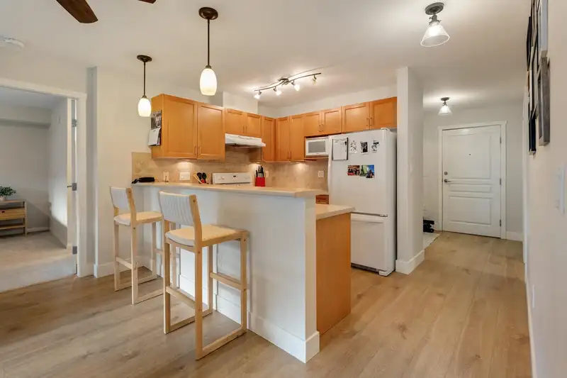 306 15188 22 AVENUE - photo 1 of 24