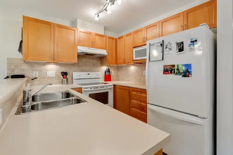 306 15188 22 AVENUE - photo 2 of 24