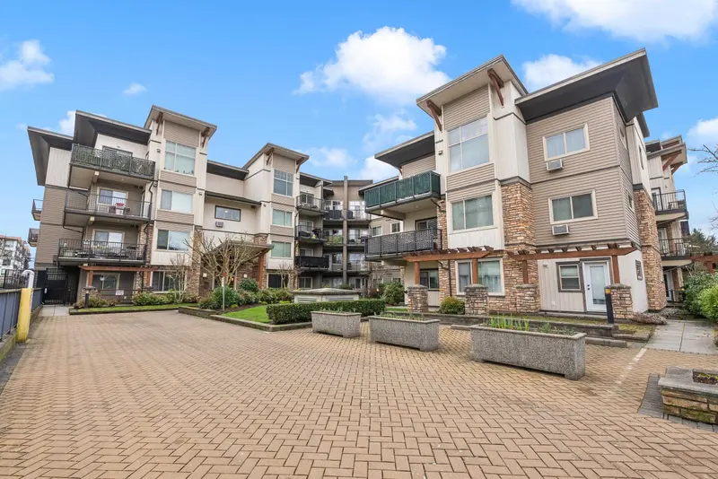 402 11935 BURNETT STREET - photo 4 of 25