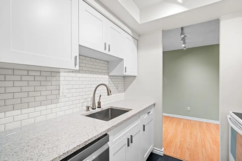 202 410 AGNES STREET - photo 4 of 25