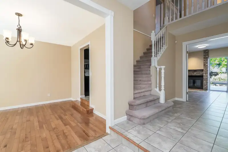 915 CITADEL DRIVE - photo 4 of 40