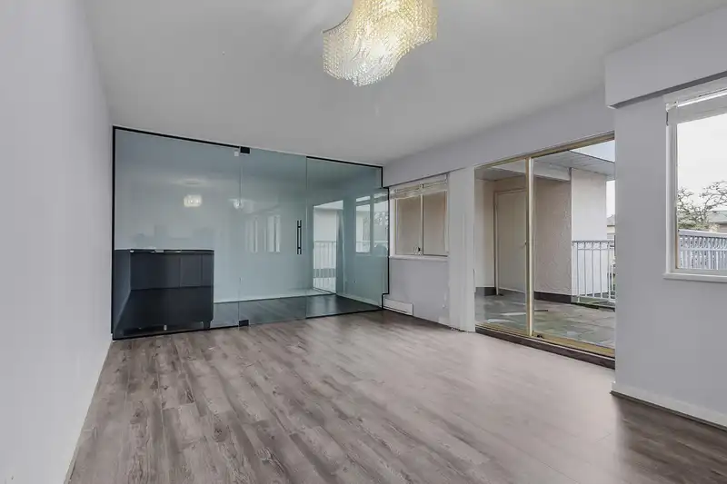 303 458 E 44TH AVENUE - photo 2 of 26