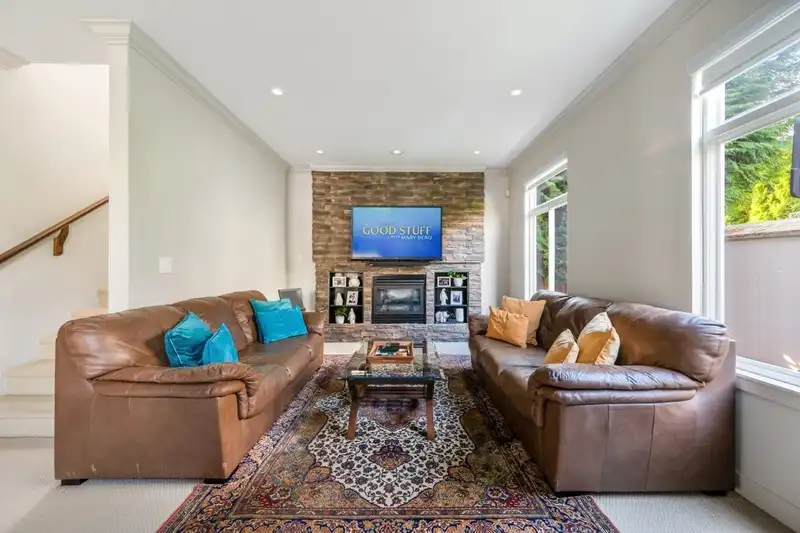 6143 150B STREET - photo 3 of 23