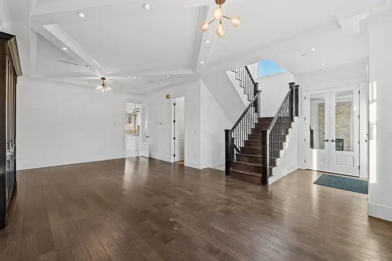 831 E KING EDWARD AVENUE - photo 3 of 24
