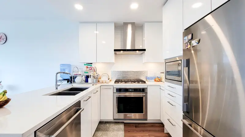 1204 518 CLARKE ROAD - photo 2 of 17