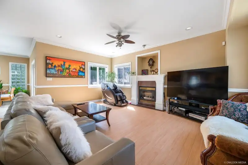 15922 109 AVENUE - photo 3 of 24