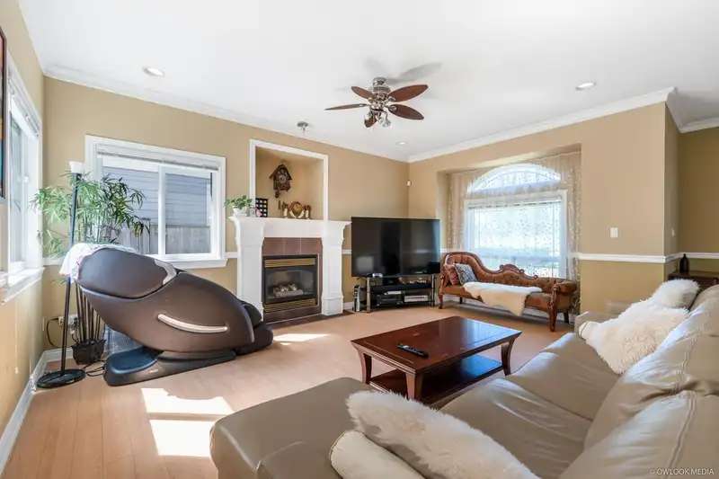 15922 109 AVENUE - photo 4 of 24