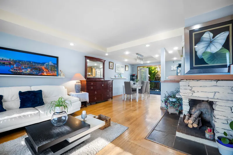 521 BROOKMERE AVENUE - photo 4 of 25