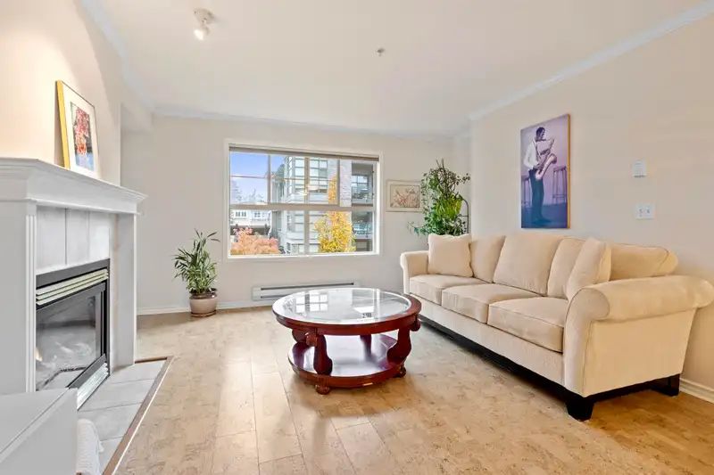 302 15325 17 AVENUE - photo 1 of 18