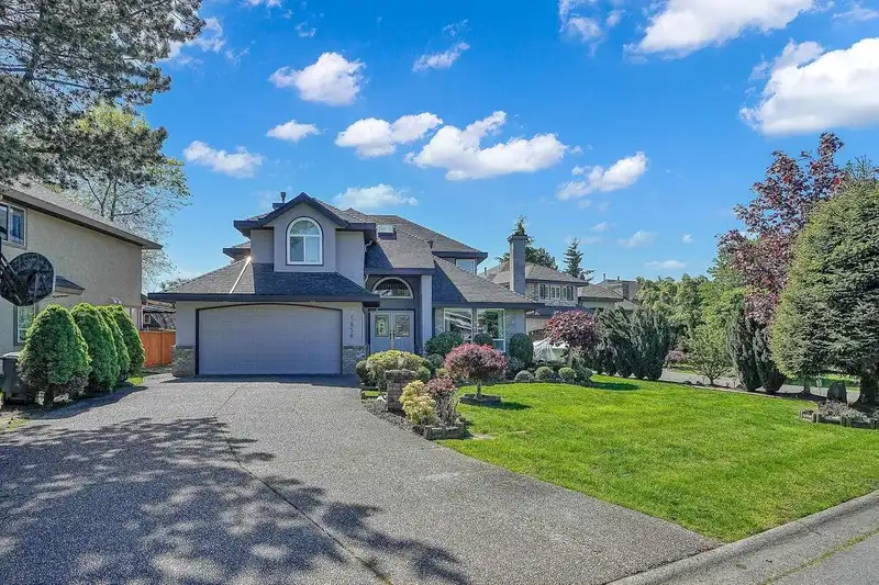 15856 107 AVENUE - photo 3 of 31