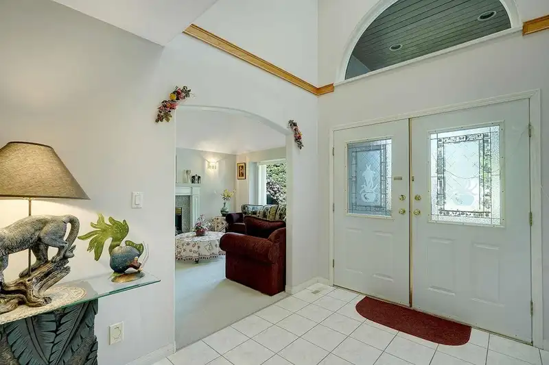 15856 107 AVENUE - photo 4 of 31