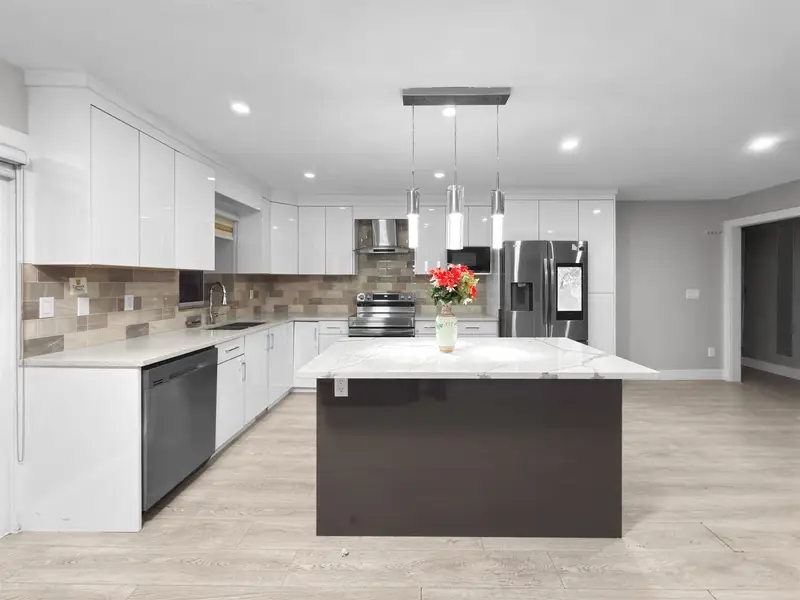 15335 111 AVENUE - photo 3 of 25