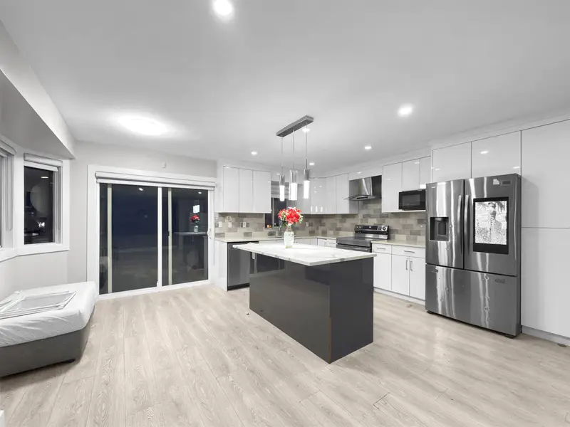 15335 111 AVENUE - photo 4 of 25