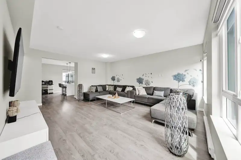 147 15111 EDMUND DRIVE - photo 2 of 38