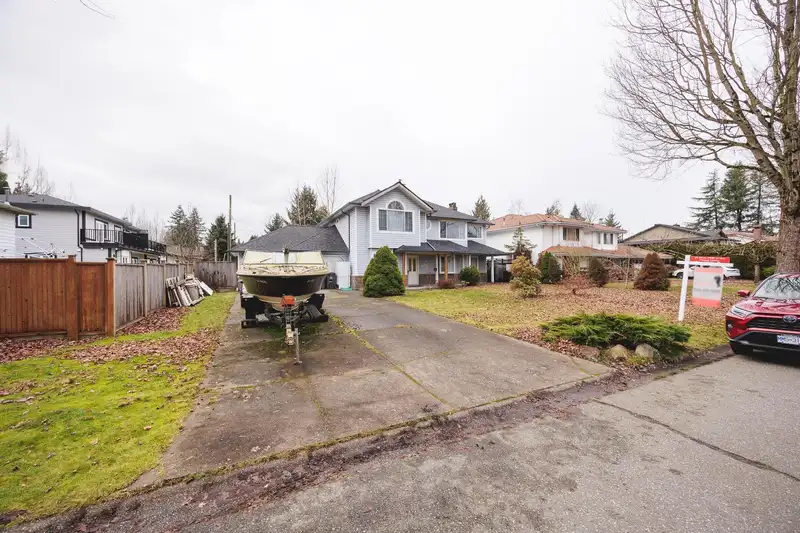 9437 151 STREET - photo 3 of 40