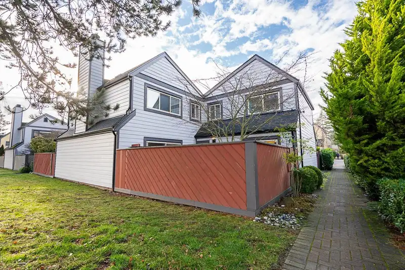 137 5421 10 AVENUE - photo 2 of 28