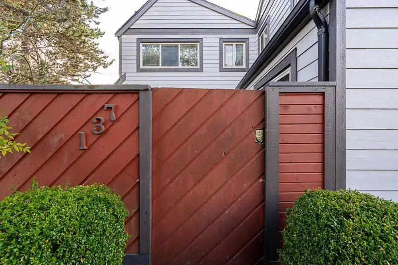 137 5421 10 AVENUE - photo 3 of 28