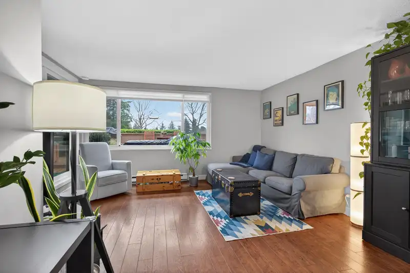 109 15272 19 AVENUE - photo 1 of 36