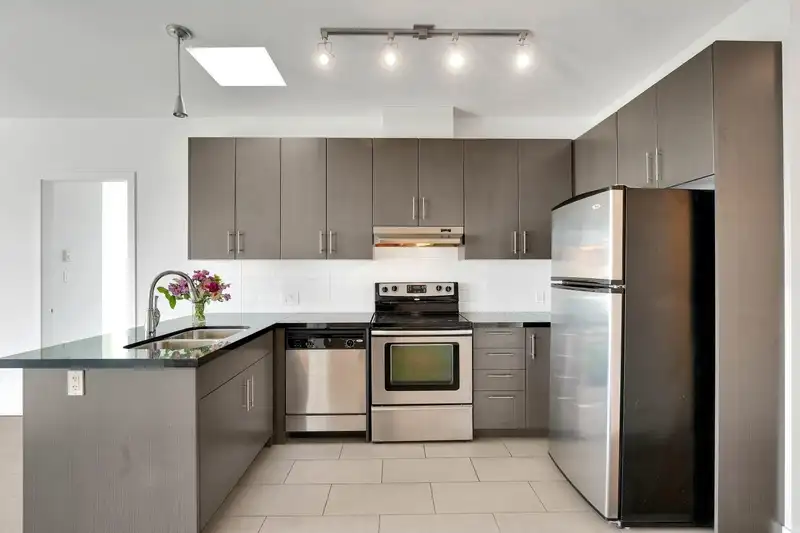 406 5211 GRIMMER STREET - photo 2 of 32