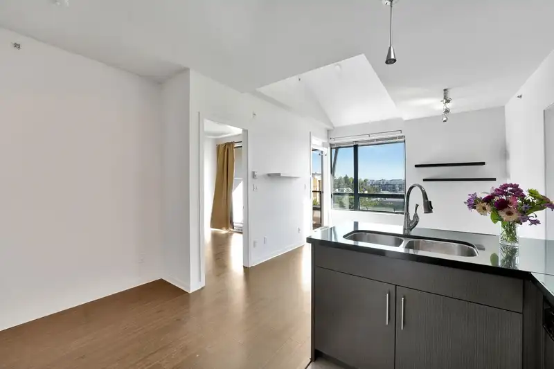 406 5211 GRIMMER STREET - photo 3 of 32