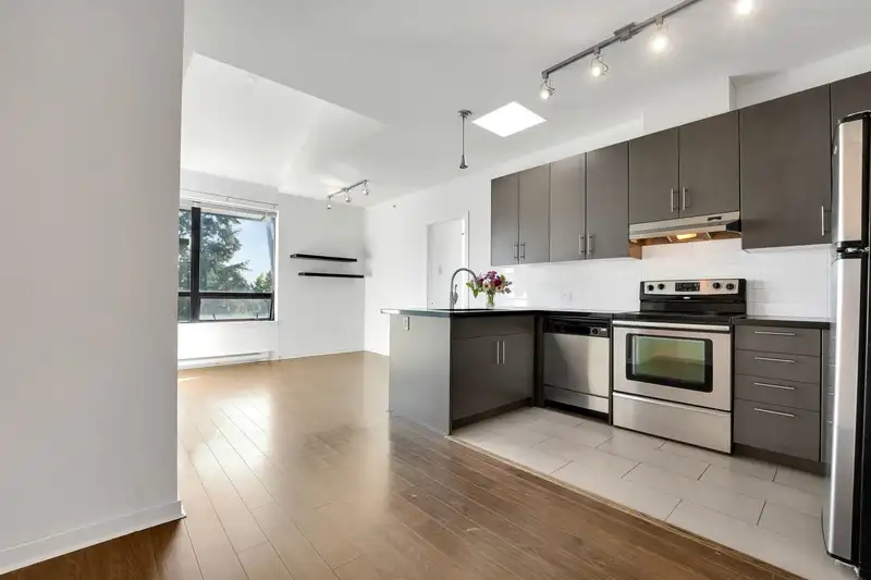 406 5211 GRIMMER STREET - photo 4 of 32