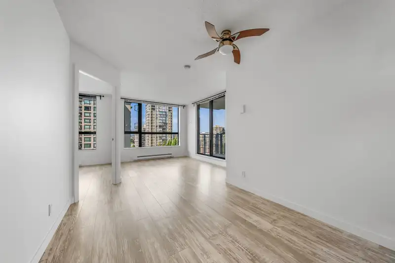601 813 AGNES STREET - photo 3 of 36