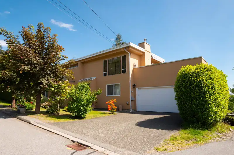 195 E CARISBROOKE ROAD - photo 2 of 31