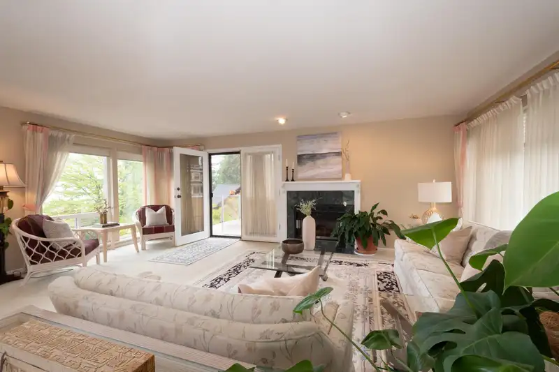 195 E CARISBROOKE ROAD - photo 4 of 31