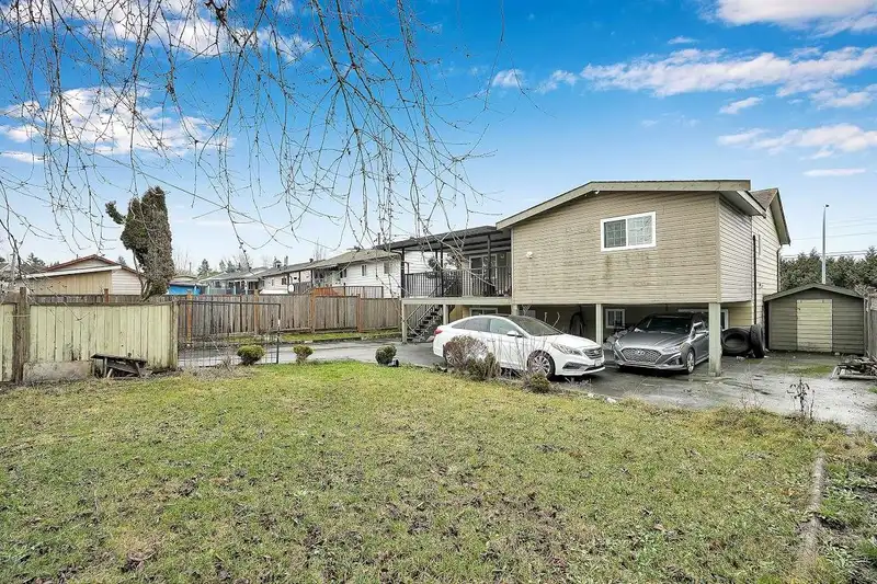 14747 88 AVENUE - photo 2 of 39