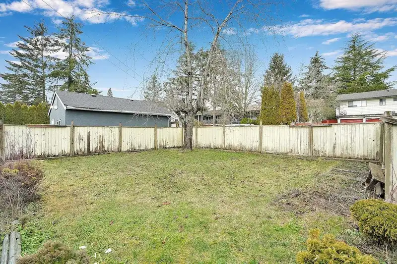 14747 88 AVENUE - photo 3 of 39