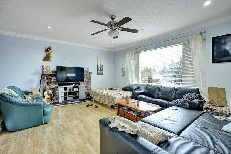 14747 88 AVENUE - photo 4 of 39