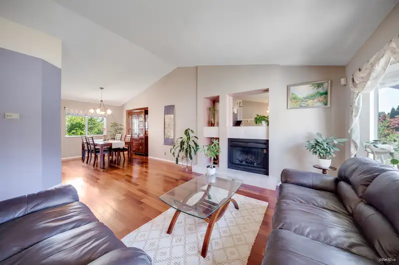 1295 DAIMLER STREET - photo 3 of 32