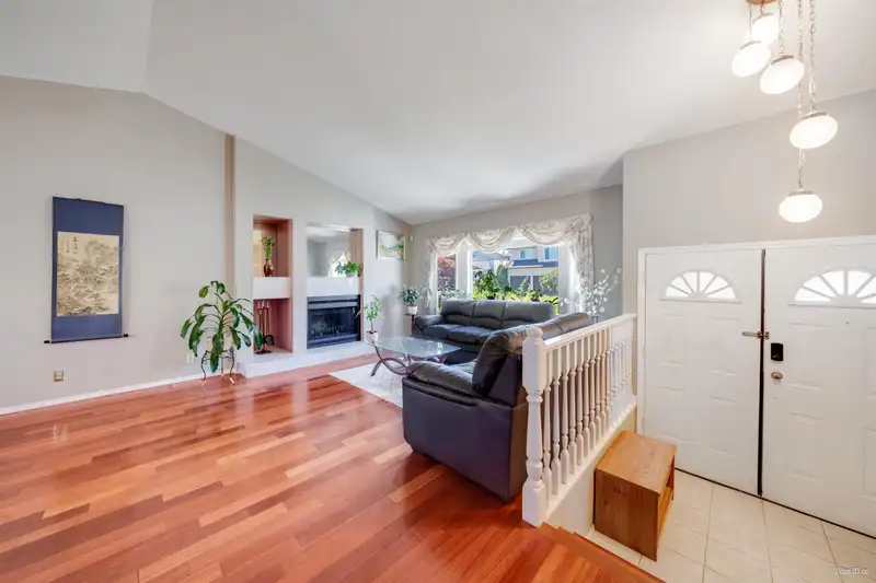 1295 DAIMLER STREET - photo 4 of 32