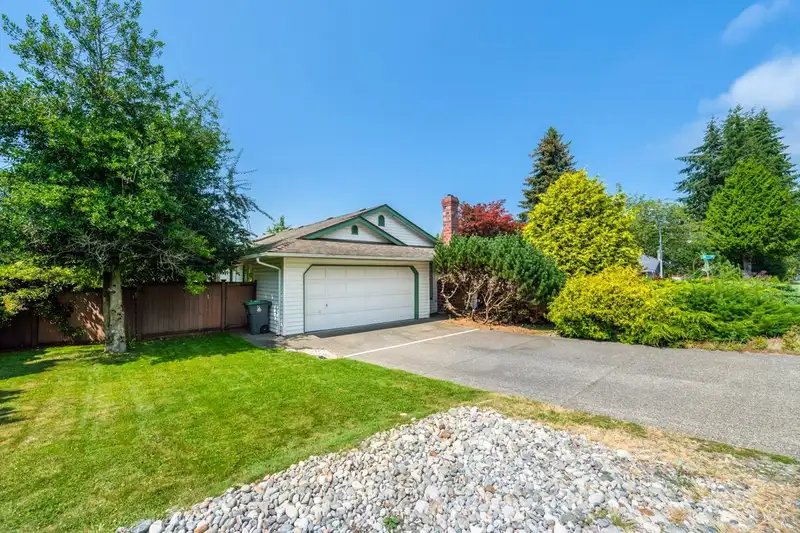 16392 11 AVENUE - photo 2 of 21