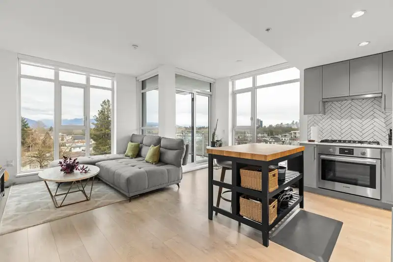 601 2435 KINGSWAY - photo 1 of 33
