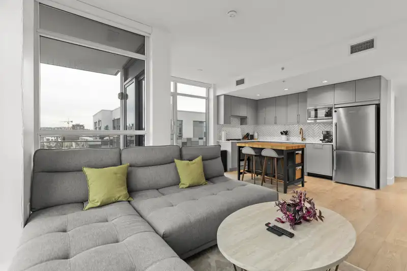 601 2435 KINGSWAY - photo 2 of 33