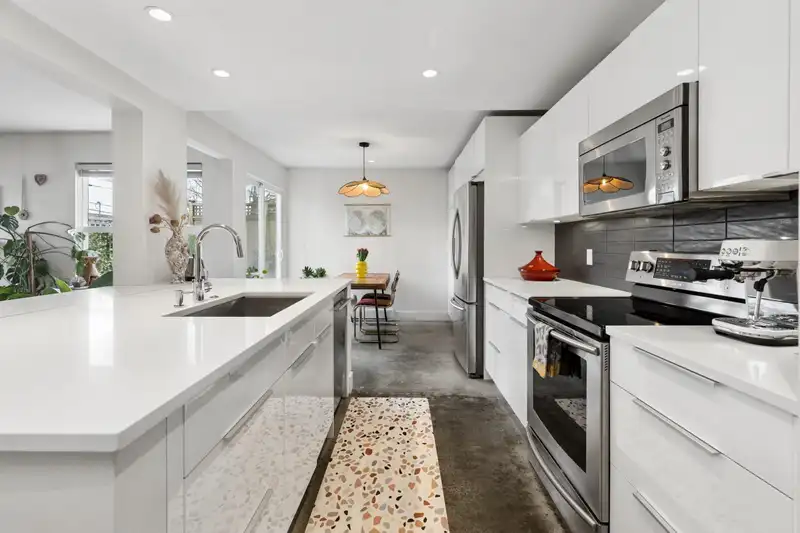 105 507 E 6TH AVENUE - photo 1 of 39
