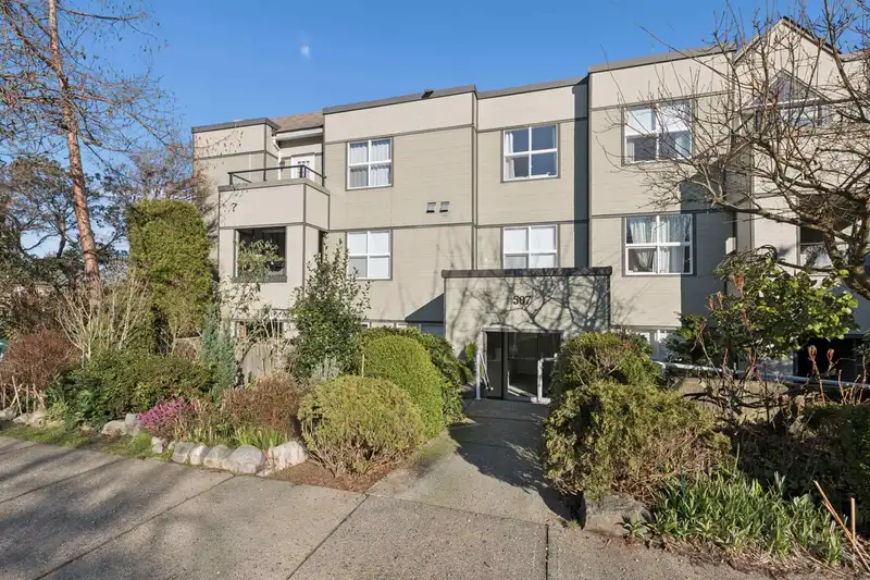 105 507 E 6TH AVENUE - photo 2 of 39