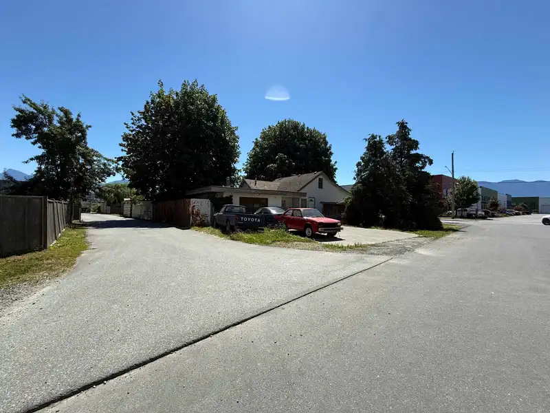 45871 ROWAT AVENUE - photo 4 of 9