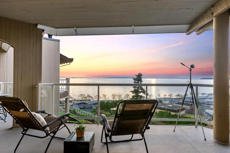 402 15025 VICTORIA AVENUE - photo 1 of 25